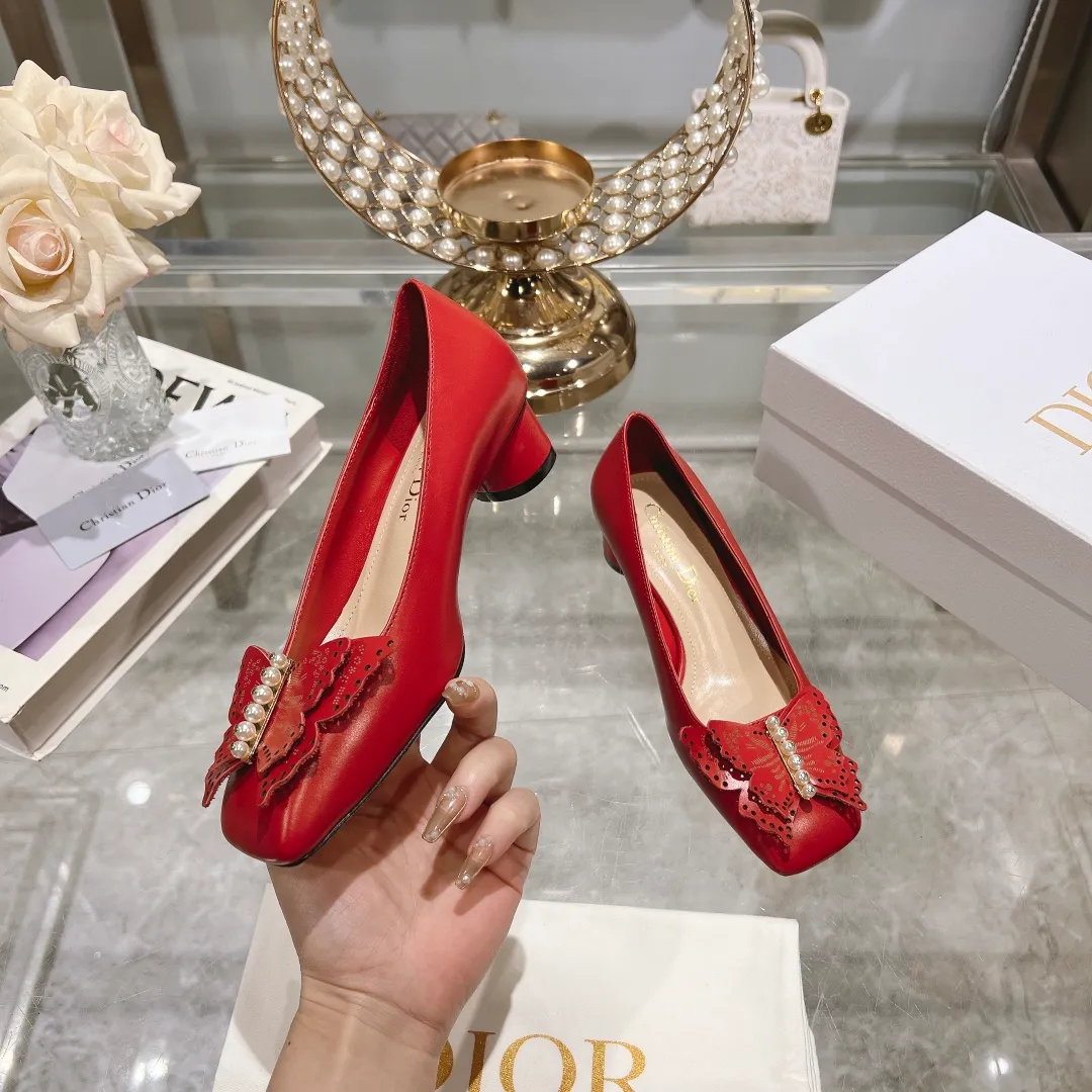 👟👟Ex-factory price 560👟👟 2024 early spring new style ◼️Dior ◼️Dior spring and summer latest fashion show haute couture series sandals Bow Mary Jane ——— Ldylle retro Roman style doll women's sandals CD pearl five metal buckle bow low-heeled women's single shoes Original development top high-end version Material: imported cow patent leather upper + water-dyed sheepskin lining + original molded pearl buckle + Italian genuine leather outsole Size: 34-40 (34.40. Customization is non-refundable and non-exchangeable) Heel height: 4.5cm 8.5cm
